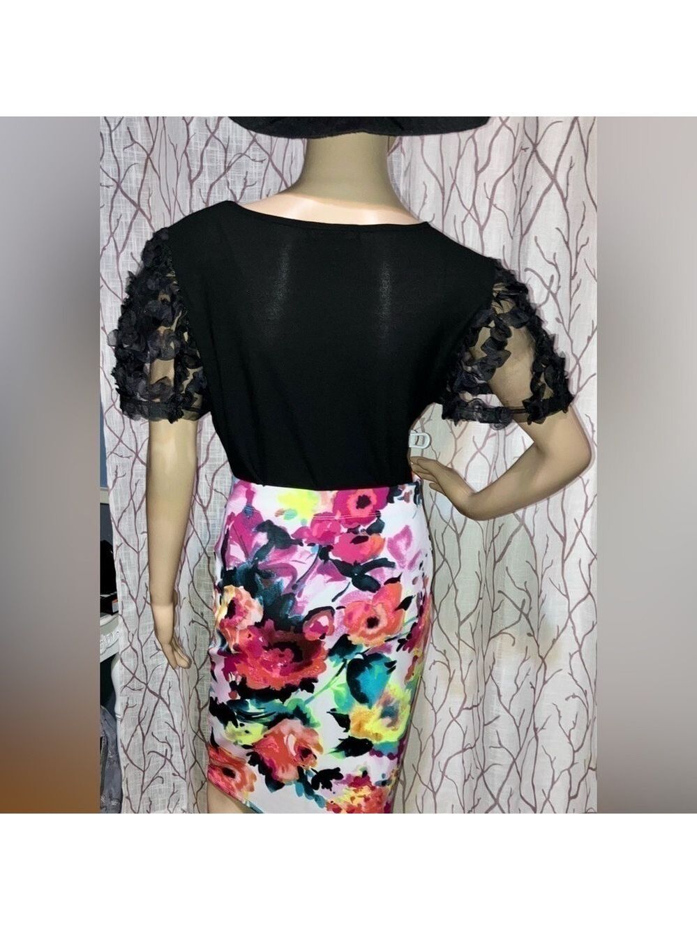 Beautiful shirt size med-elegant puffed sheer sleeves w/intricate floral detail - Picture 3 of 5